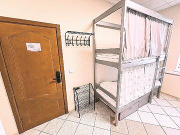 Кровать в мужской 4х местной комнате с электронным замком в Хостеле Невский