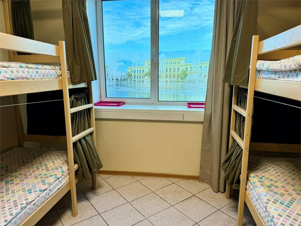 Фотографии номера Спальное место на двухъярусной кровати в общем номере для женщин в Хостеле Невский Калининград