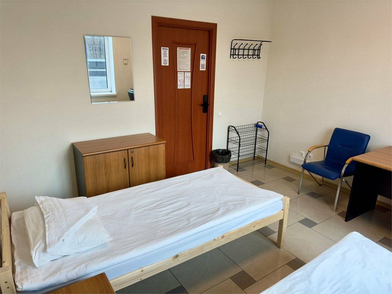 Фотографии номера Двухместная комната c 2 односпальными кроватями с электронным замком в Хостеле Невский Калининград