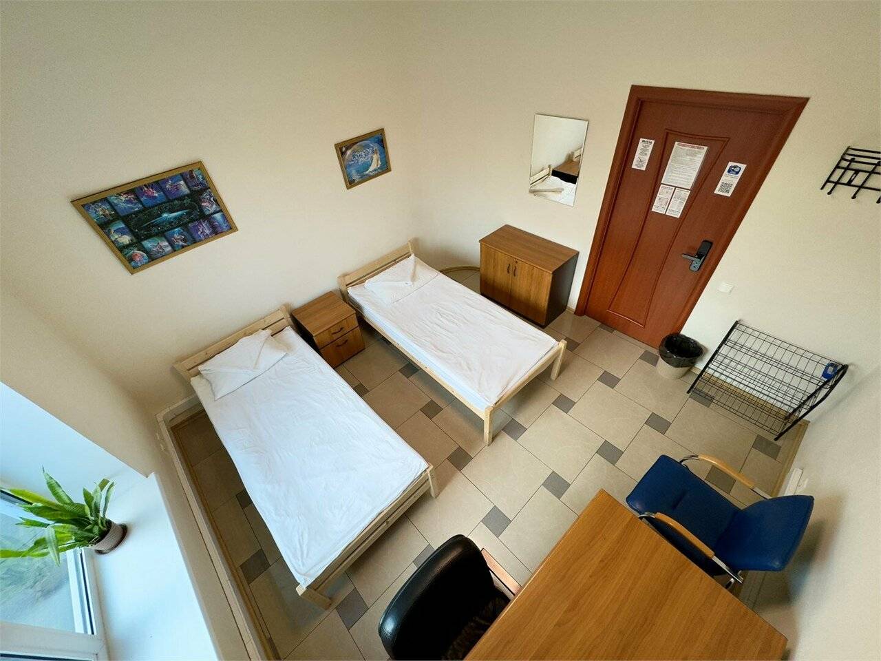 Фотографии номера Двухместная комната c 2 односпальными кроватями с электронным замком в Хостеле Невский Калининград